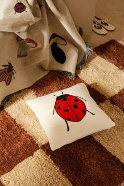 Ferm LIVING Forest Wandteppich-Decke, Sand -Heimstil Angebote Store 001 fermLIVING AW21 MaraKnottedRug ForestEmbroideredCushionLadybird ForestTapestryBlanket image
