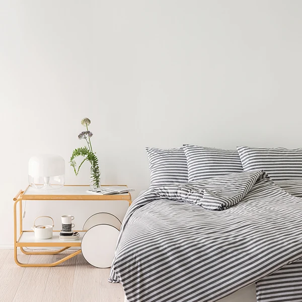 Marimekko Tasaraita Kopfkissenbezug, Grau/weiß 3 Marimekko Tasaraita Kopfkissenbezug, Grau/weiß – Bild 3