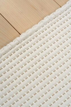 Piccolo 2 Teppich, Weiß – Weiß -Heimstil Angebote Store Detail Piccolo 2 17116001 col white white hand woven edge detail woodnotes