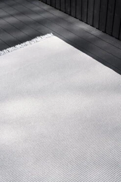 Grain In-Out Teppich, Grau Melange/Sandweiß 7 Grain In-Out Teppich, Grau Melange/Sandweiß -Heimstil Angebote Store Grain 15520205 melange grey light sand ends with fringes woodnotes 2