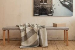 Decke Gaia -Heimstil Angebote Store Johanna Gullichsen Triton light grey upholstery and Gaia blanket