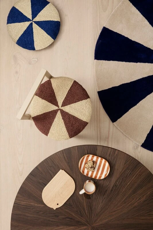 Ferm LIVING Kissen Mit Bogenstickerei, Rund, Dunkles Ziegelrot/Cremeweiß 3 Ferm LIVING Kissen Mit Bogenstickerei, Rund, Dunkles Ziegelrot/Cremeweiß – Bild 3