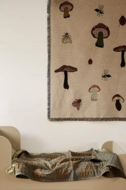 Ferm LIVING Forest Wandteppich-Decke, Sand -Heimstil Angebote Store fermLIVING AW21 SillJuniorBed ForestTapestryBlanket DouQuiltedBlanketGreenTonal image 2