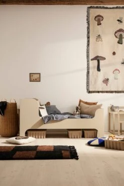 Ferm LIVING Forest Wandteppich-Decke, Sand -Heimstil Angebote Store fermLIVING AW21 SillJuniorBed ForestTapestryBlanket MaraKnottedRug image