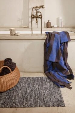 Ferm LIVING Melange Teppich, 60 × 100 cm, Dunkles Marineblau -Heimstil Angebote Store fermLIVING SS22 BraidedBasket FieldRobe image 1