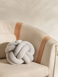 Design House Stockholm Knot Kissen, Weiß - Grau -Heimstil Angebote Store image2 2351 0200 KnotCushionWhiteGrey Lifestyle
