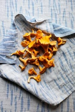 Osmankäämi Tischdecke/Überwurf, 145 x 200 cm, Leinen - Blau -Heimstil Angebote Store lapuankankurit osmankaami tablecloth blanket and towel napkin linen rainy blue 2 1 1