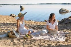 Osmankäämi Tischdecke/Überwurf, 145 x 200 cm, Grau - Zimtbraun 5 Osmankäämi Tischdecke/Überwurf, 145 x 200 cm, Grau - Zimtbraun -Heimstil Angebote Store lapuankankurit osmankaami tablecloth blanket grey cinnamon 0