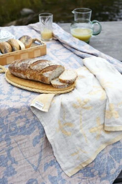 Villiyrtit Tischtuch/Überwurf, 150 X 200 Cm, Heidelbeerfarben – -Heimstil Angebote Store lapuankankurit villiyrtit tablecloth blueberry cinnamon and friida towel linen cloudberry 1