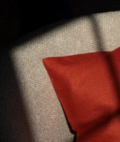 Menu Mimoides Kissen, 40 × 40 cm, Sienarot -Heimstil Angebote Store sisustuskuva Mimoides Pillow burnt sienna VS