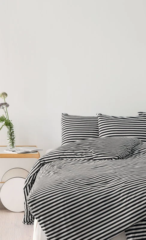 Marimekko Tasaraita Kopfkissenbezug, Schwarz/weiß 4 Marimekko Tasaraita Kopfkissenbezug, Schwarz/weiß – Bild 4